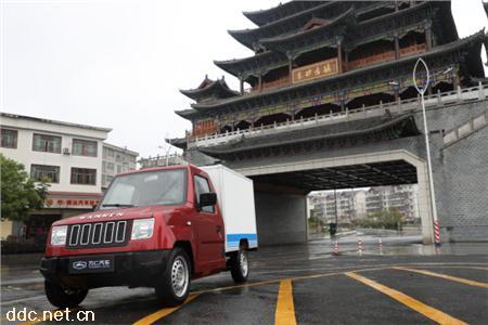 万仁电动箱式物流车